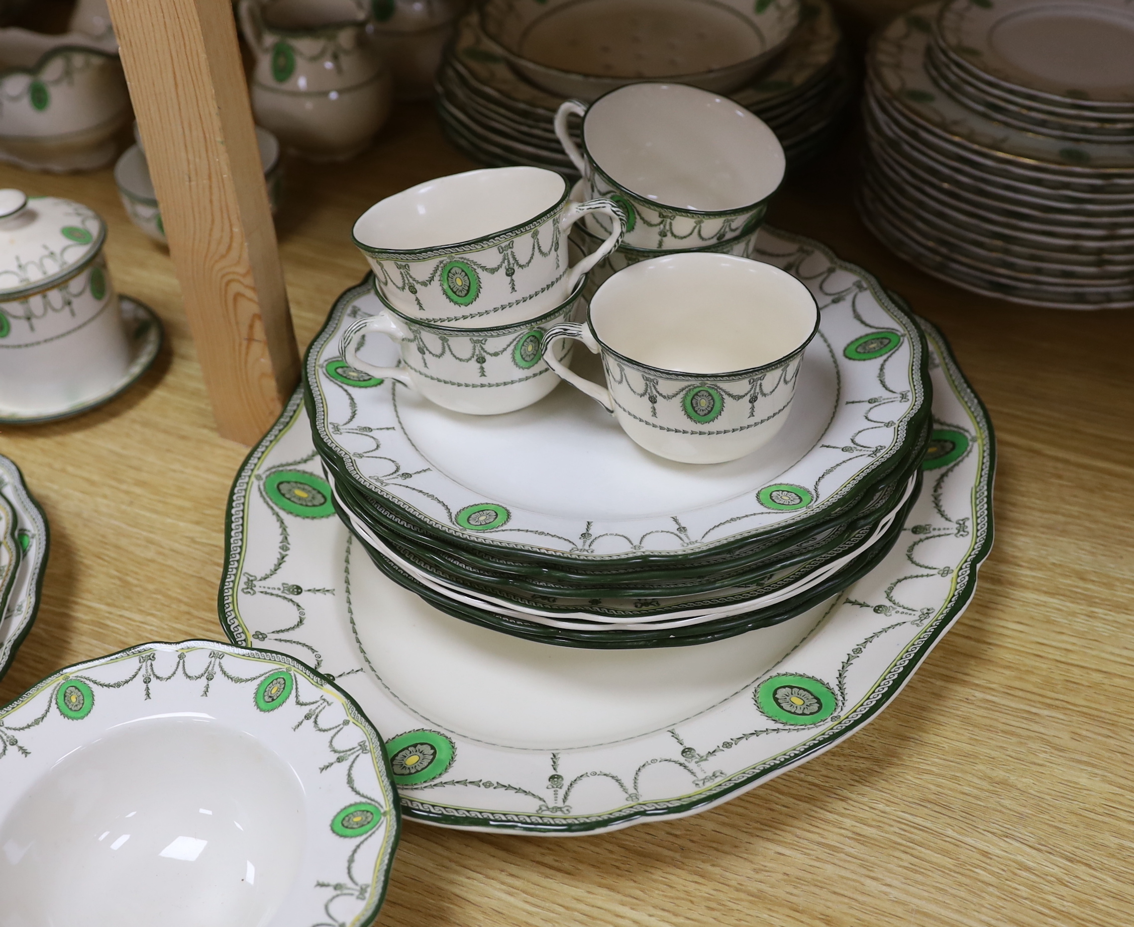 An extensive Royal Doulton Countess pattern tea, dinner and dessert service, approx. 150 pieces